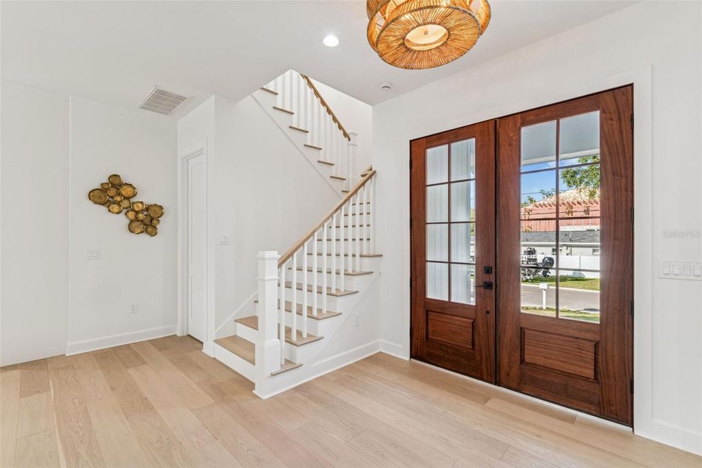 Image 13 of property listing at 4814 W EUCLID AVENUE, Tampa, FL 33629