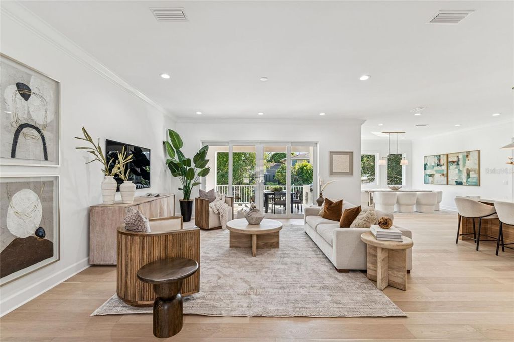 Image 14 of property listing at 4814 W EUCLID AVENUE, Tampa, FL 33629