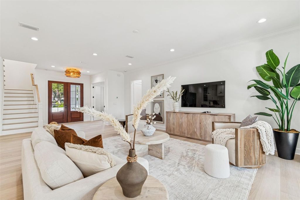 Image 15 of property listing at 4814 W EUCLID AVENUE, Tampa, FL 33629