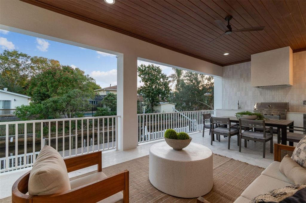 Image 3 of property listing at 4814 W EUCLID AVENUE, Tampa, FL 33629