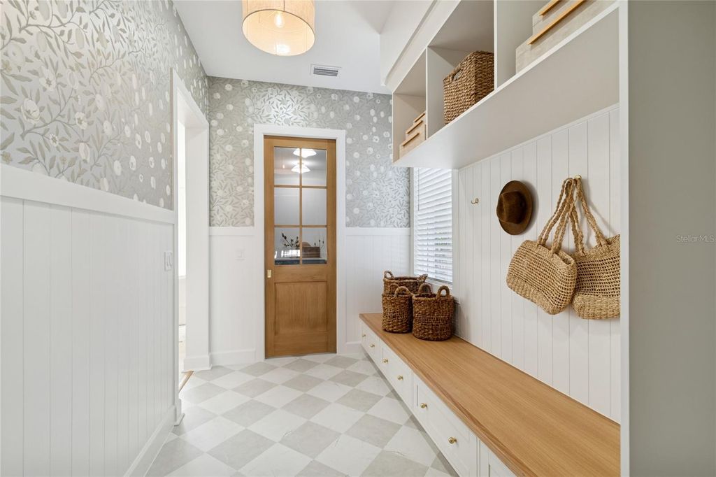 Image 23 of property listing at 4814 W EUCLID AVENUE, Tampa, FL 33629