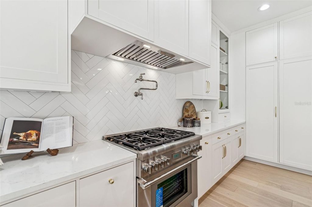 Image 25 of property listing at 4814 W EUCLID AVENUE, Tampa, FL 33629