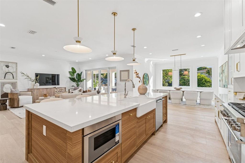 Image 30 of property listing at 4814 W EUCLID AVENUE, Tampa, FL 33629