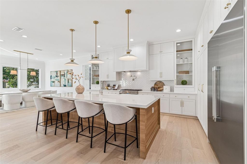 Image 4 of property listing at 4814 W EUCLID AVENUE, Tampa, FL 33629