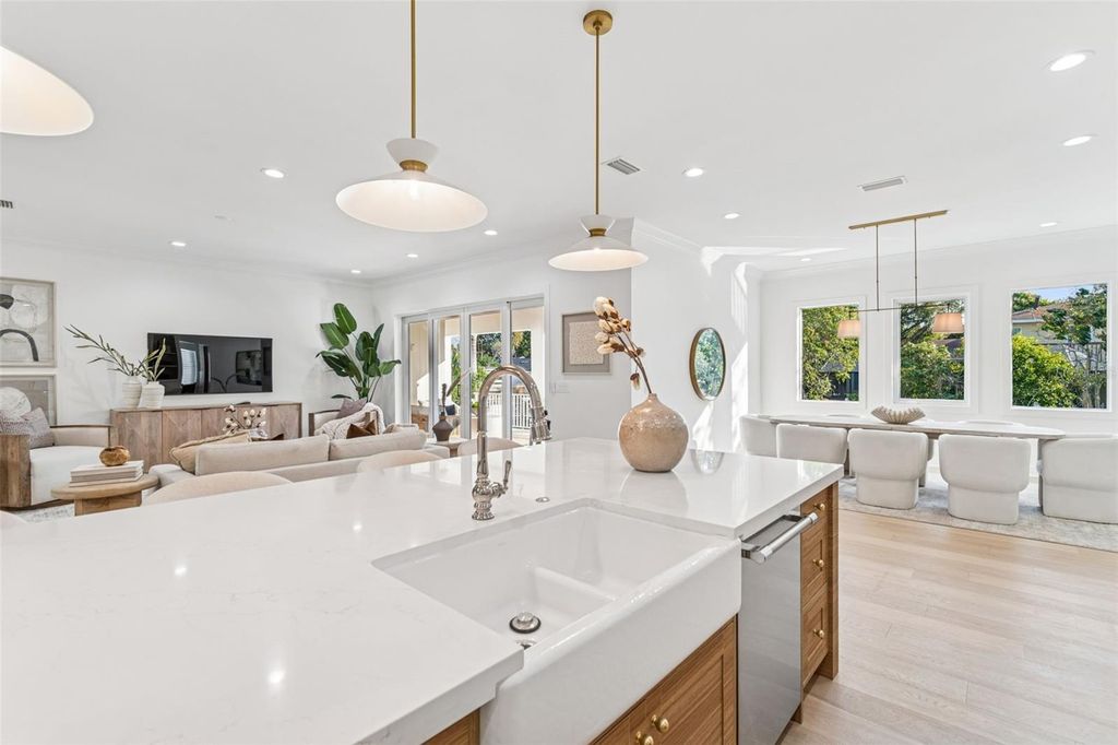 Image 31 of property listing at 4814 W EUCLID AVENUE, Tampa, FL 33629