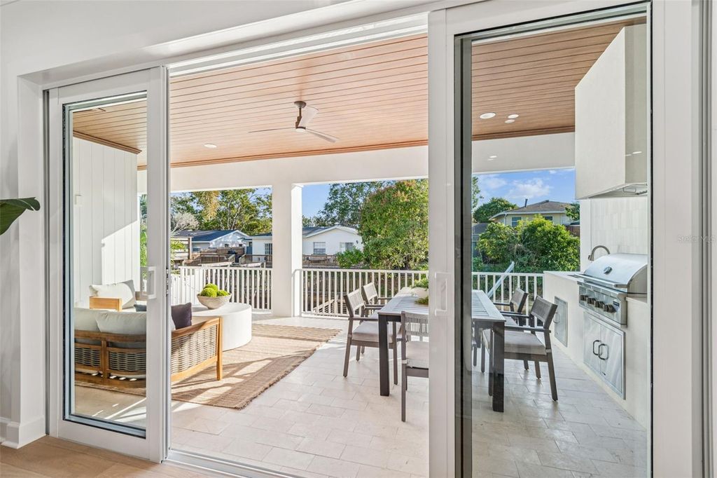 Image 33 of property listing at 4814 W EUCLID AVENUE, Tampa, FL 33629