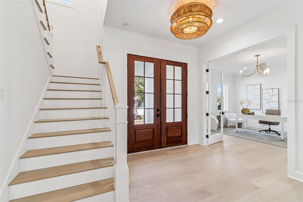 Image 34 of property listing at 4814 W EUCLID AVENUE, Tampa, FL 33629