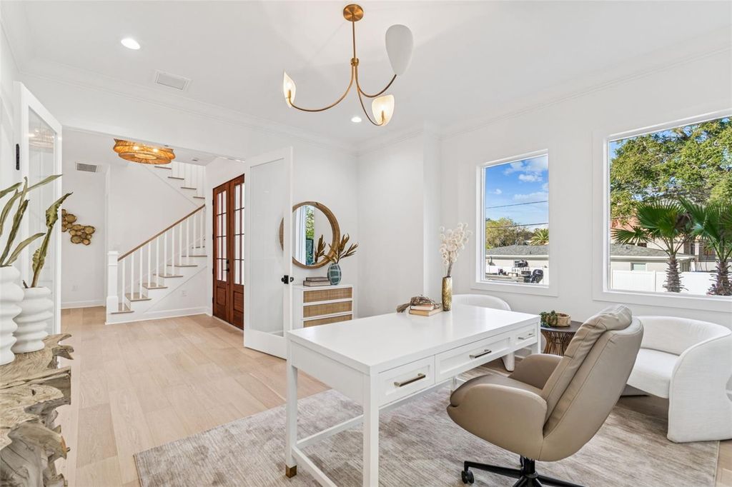 Image 36 of property listing at 4814 W EUCLID AVENUE, Tampa, FL 33629