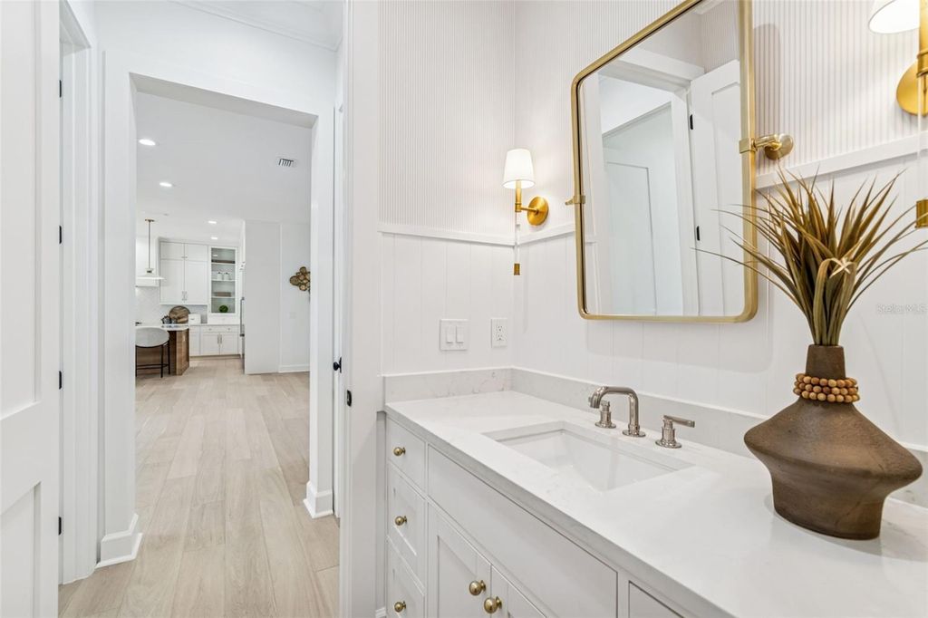 Image 39 of property listing at 4814 W EUCLID AVENUE, Tampa, FL 33629