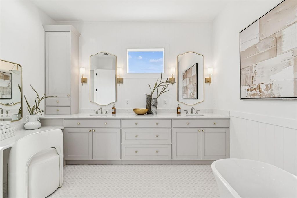 Image 5 of property listing at 4814 W EUCLID AVENUE, Tampa, FL 33629