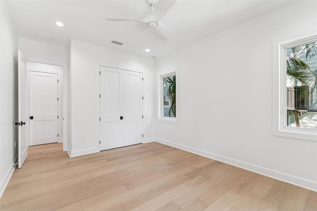 Image 41 of property listing at 4814 W EUCLID AVENUE, Tampa, FL 33629