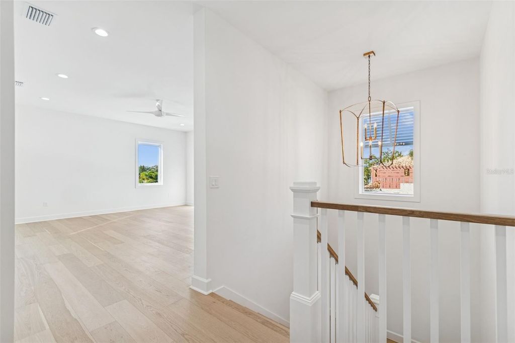 Image 45 of property listing at 4814 W EUCLID AVENUE, Tampa, FL 33629