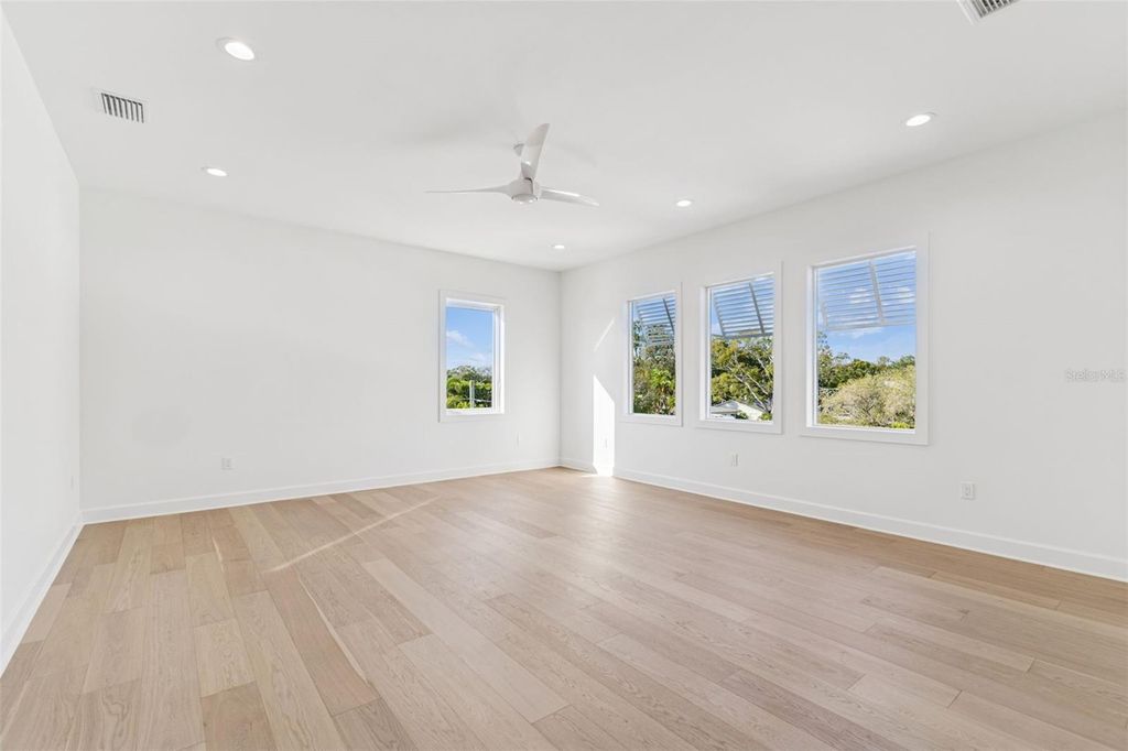 Image 46 of property listing at 4814 W EUCLID AVENUE, Tampa, FL 33629