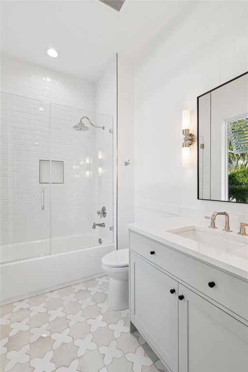 Image 49 of property listing at 4814 W EUCLID AVENUE, Tampa, FL 33629