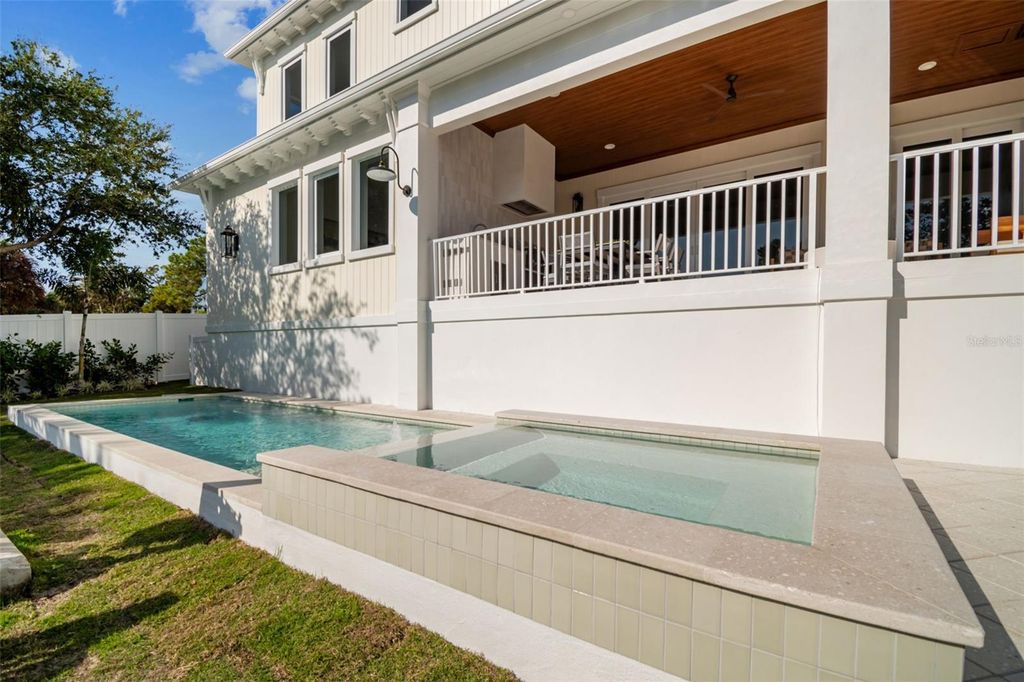 Image 6 of property listing at 4814 W EUCLID AVENUE, Tampa, FL 33629