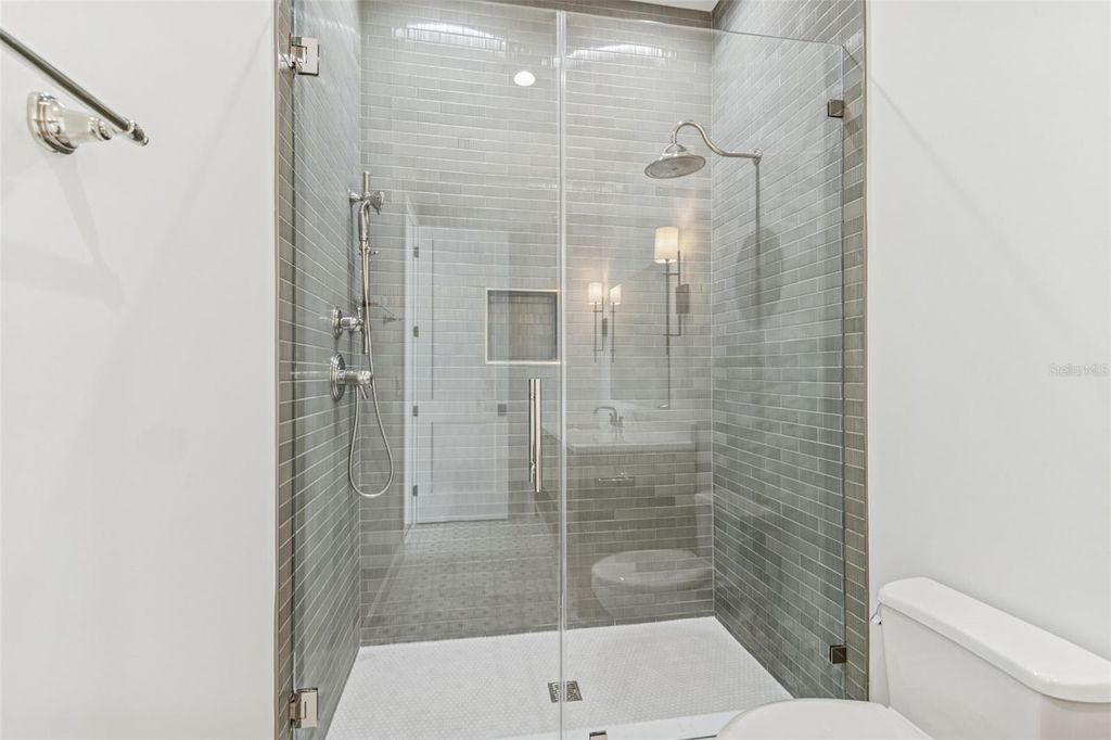 Image 55 of property listing at 4814 W EUCLID AVENUE, Tampa, FL 33629