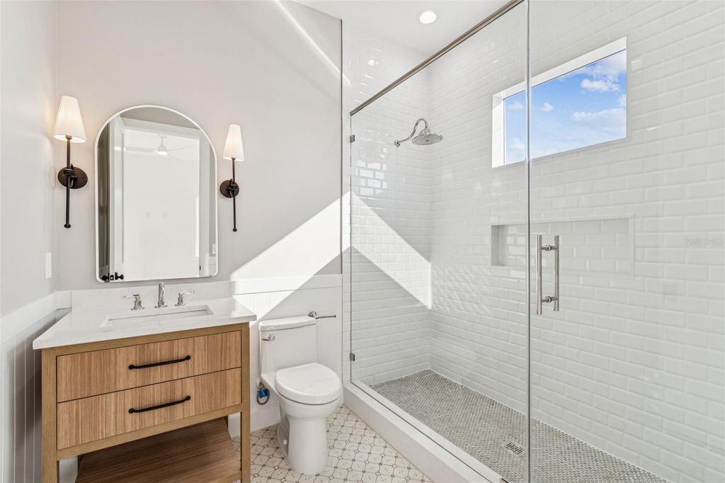 Image 57 of property listing at 4814 W EUCLID AVENUE, Tampa, FL 33629