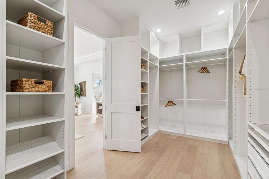 Image 60 of property listing at 4814 W EUCLID AVENUE, Tampa, FL 33629