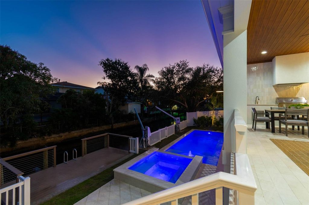 Image 7 of property listing at 4814 W EUCLID AVENUE, Tampa, FL 33629