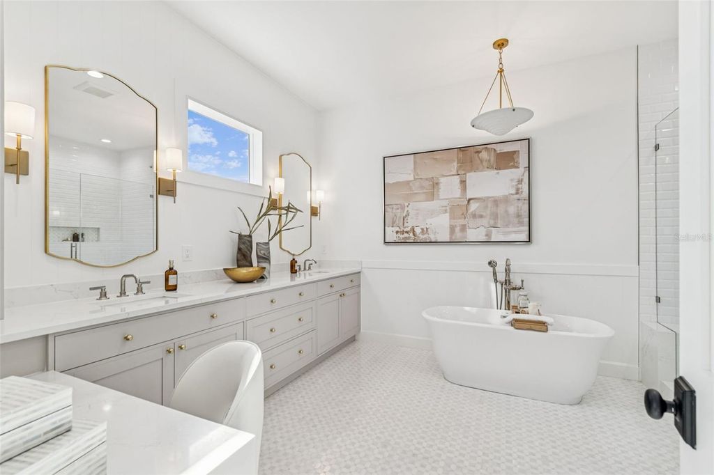 Image 63 of property listing at 4814 W EUCLID AVENUE, Tampa, FL 33629