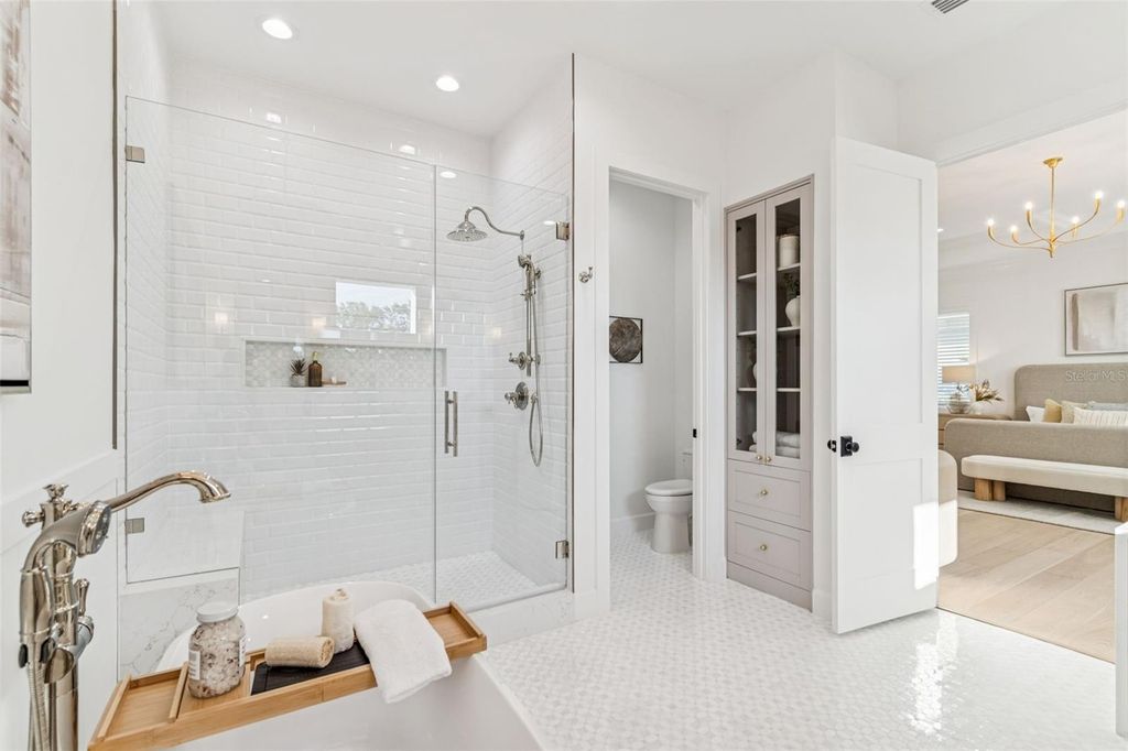 Image 73 of property listing at 4814 W EUCLID AVENUE, Tampa, FL 33629