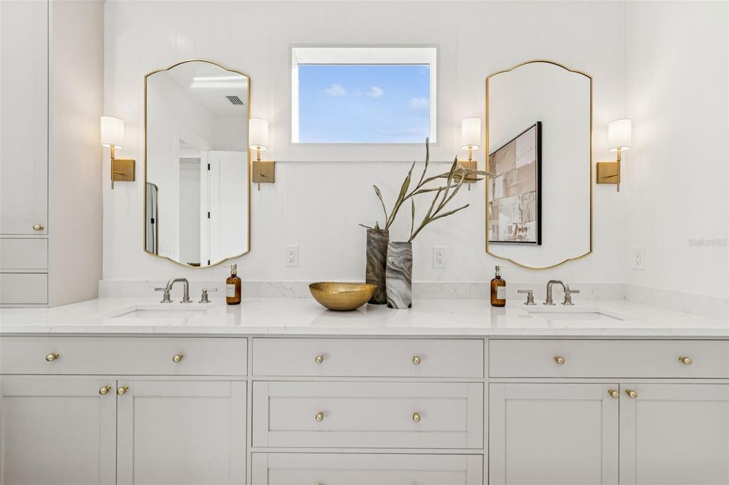 Image 74 of property listing at 4814 W EUCLID AVENUE, Tampa, FL 33629