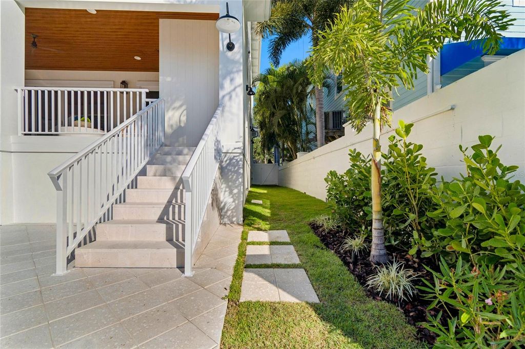 Image 76 of property listing at 4814 W EUCLID AVENUE, Tampa, FL 33629