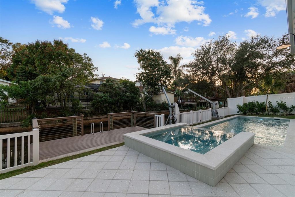 Image 90 of property listing at 4814 W EUCLID AVENUE, Tampa, FL 33629