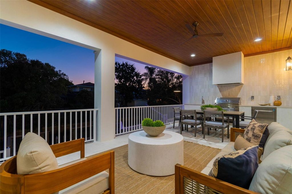 Image 97 of property listing at 4814 W EUCLID AVENUE, Tampa, FL 33629