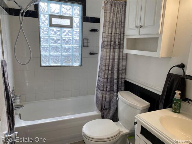 34321 John Street, Wayne, MI 48184