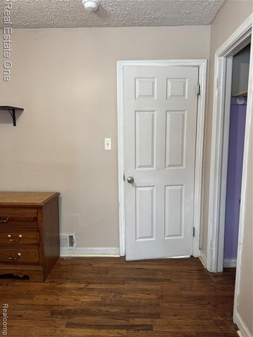 34321 John Street, Wayne, MI 48184