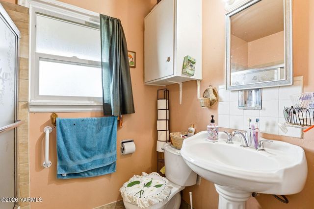 1206 S 10th Ave, Yakima, WA 98902