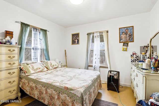 1206 S 10th Ave, Yakima, WA 98902