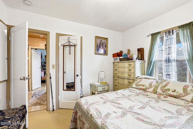 1206 S 10th Ave, Yakima, WA 98902