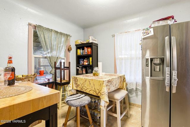 1206 S 10th Ave, Yakima, WA 98902