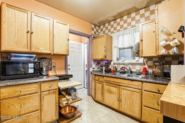 1206 S 10th Ave, Yakima, WA 98902