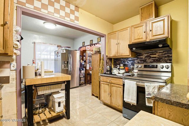 1206 S 10th Ave, Yakima, WA 98902