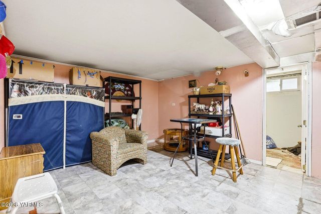 1206 S 10th Ave, Yakima, WA 98902