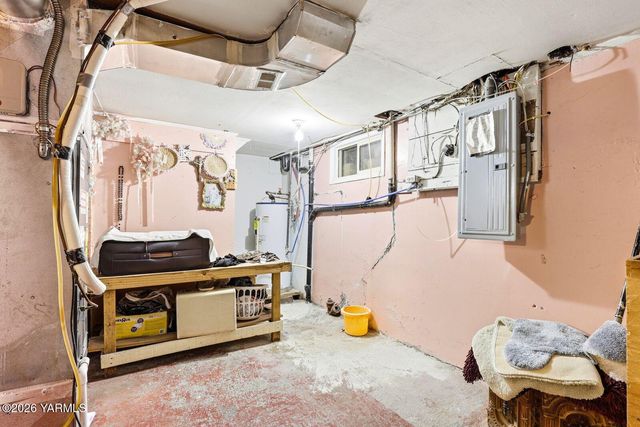 1206 S 10th Ave, Yakima, WA 98902