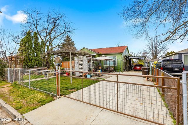 1206 S 10th Ave, Yakima, WA 98902