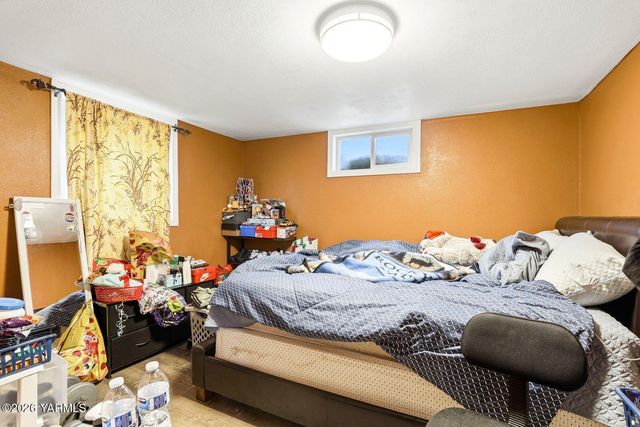 1206 S 10th Ave, Yakima, WA 98902