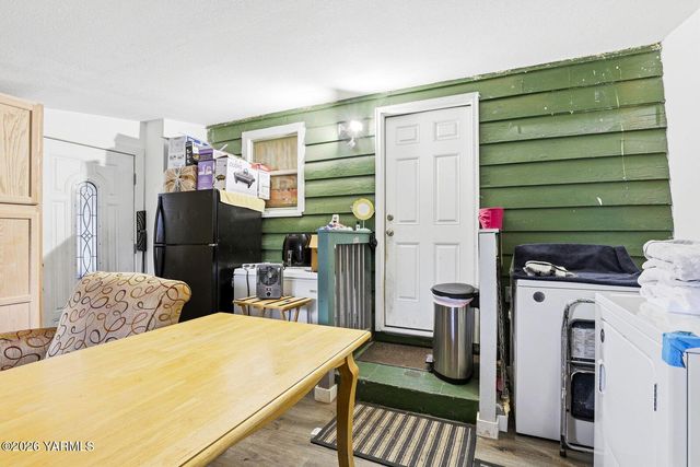 1206 S 10th Ave, Yakima, WA 98902