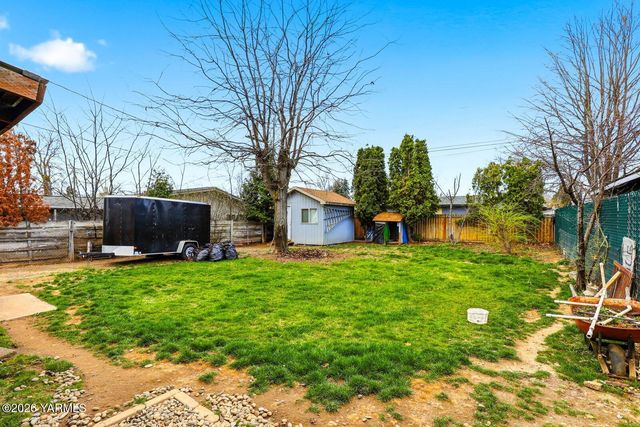 1206 S 10th Ave, Yakima, WA 98902