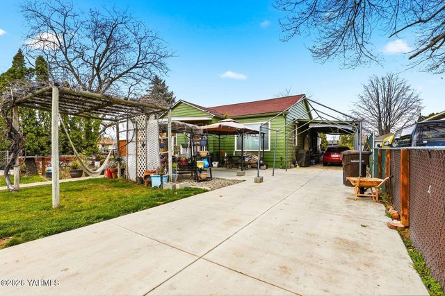 1206 S 10th Ave, Yakima, WA 98902