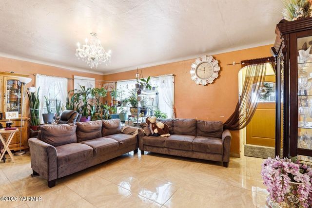 1206 S 10th Ave, Yakima, WA 98902