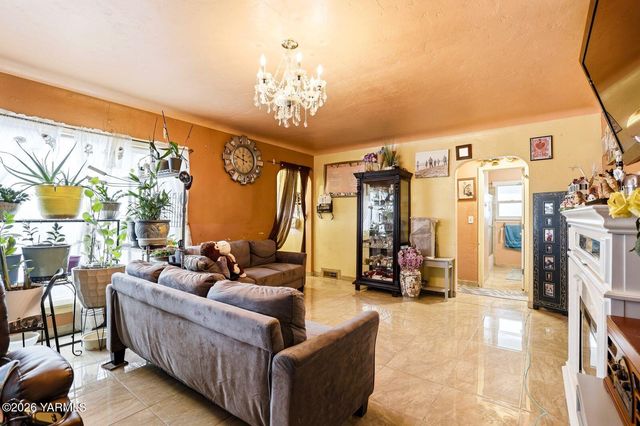 1206 S 10th Ave, Yakima, WA 98902