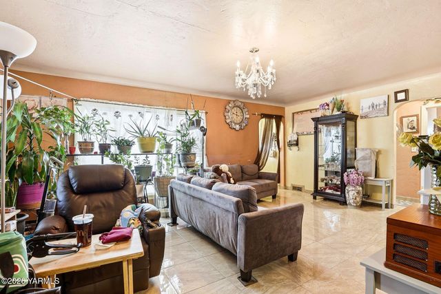 1206 S 10th Ave, Yakima, WA 98902