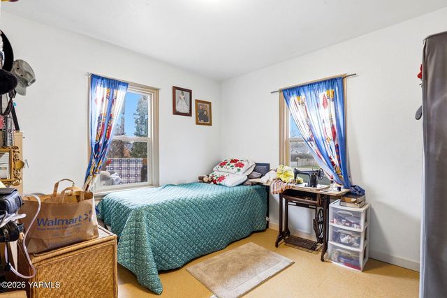 1206 S 10th Ave, Yakima, WA 98902