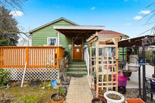 1206 S 10th Ave, Yakima, WA 98902