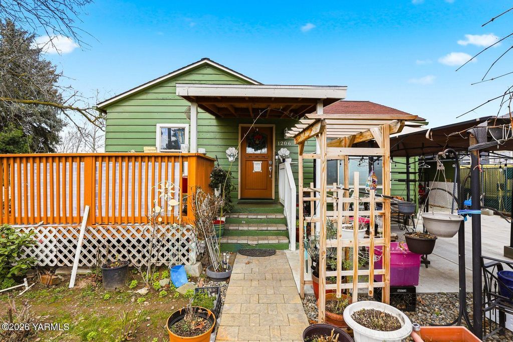 1206 S 10th Ave, Yakima, WA 98902